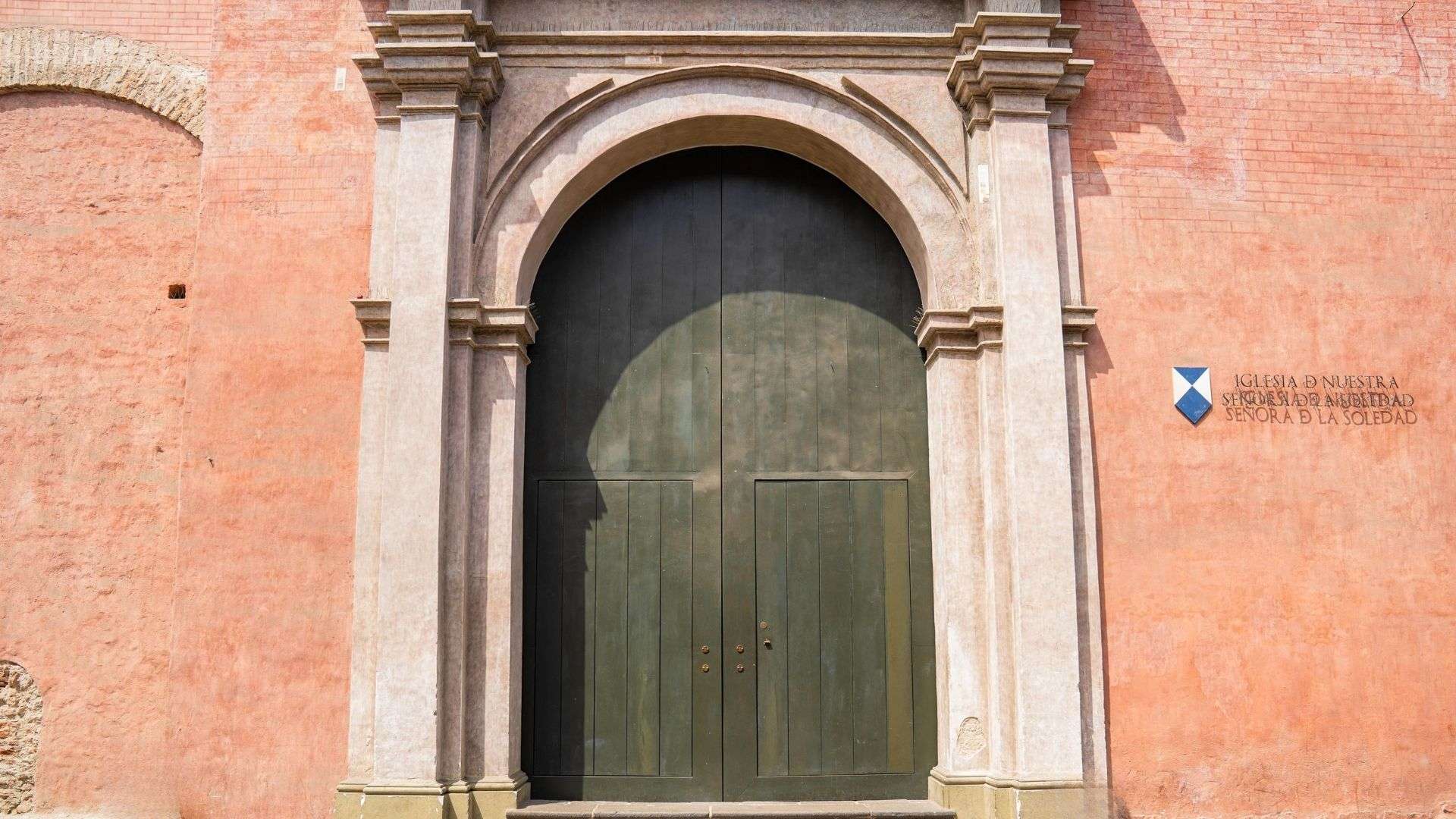 Fachada restaurada con productos minerales de Isaval, respetando la materialidad original del templo y su valor histórico.