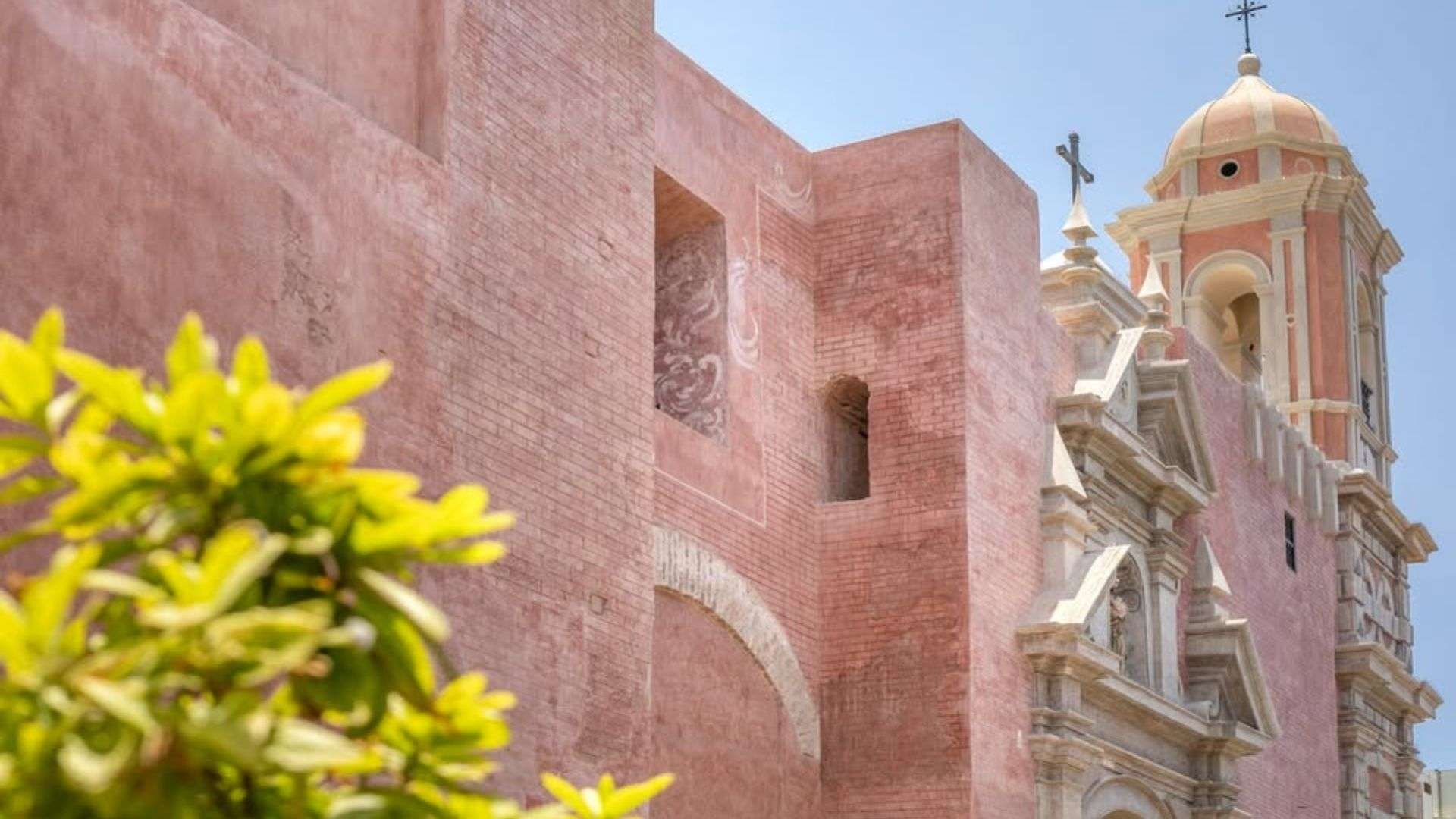 Fachada restaurada con Siltop Profesional, preservando la textura original de los muros y la tonalidad histórica del conjunto religioso.