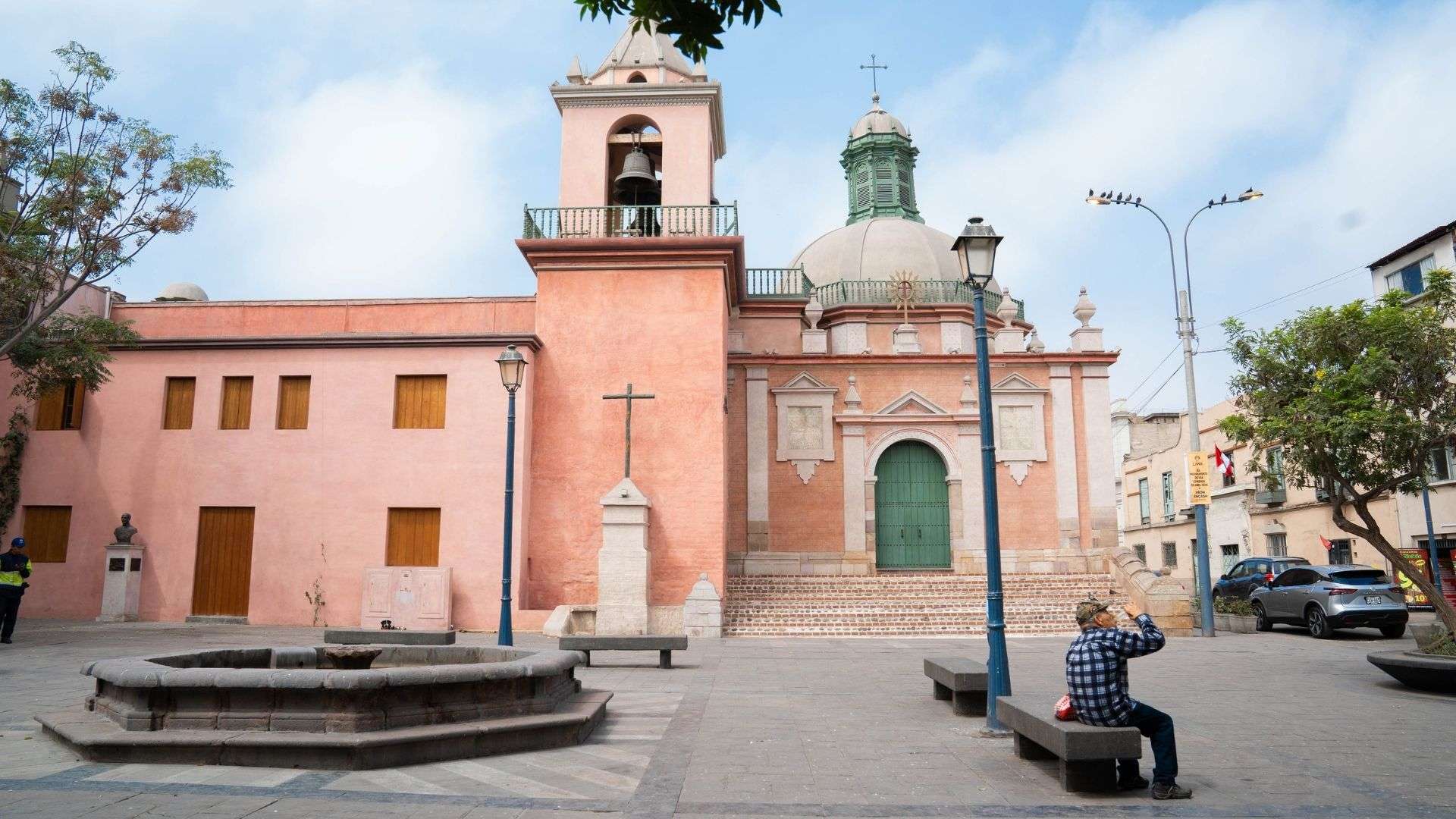 Templo restaurado con Siltop Profesional en muros y Acquatex PU en carpintería, preservando la estética original del conjunto histórico.
