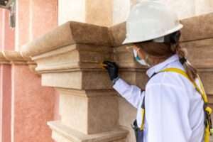 Profesional restuarando patrimonio del Centro Historico de Lima con productos de Isaval