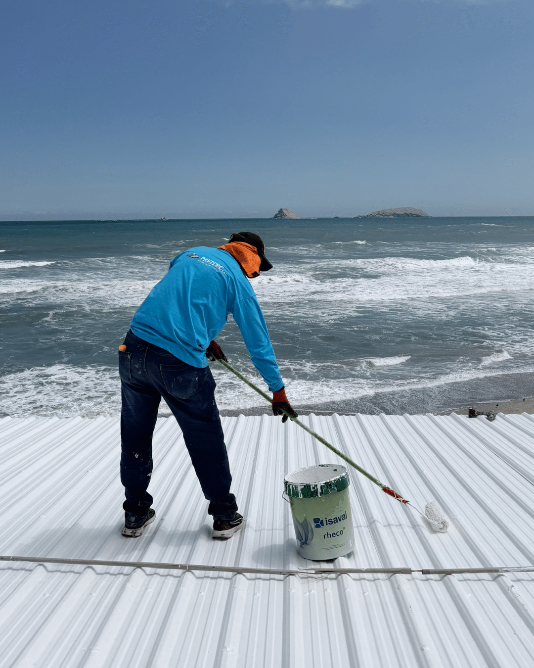 Impermeabilización con Imper PU de un techo de TR4 frente al mar